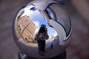 Glimmende knop op een paaltje in Schoonhoven