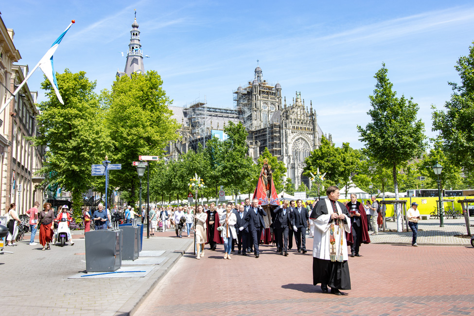 Bidtocht Zoete Moeder door ’s-Hertogenbosch Bidtocht Zoete Moeder door ’s-Hertogenbosch
