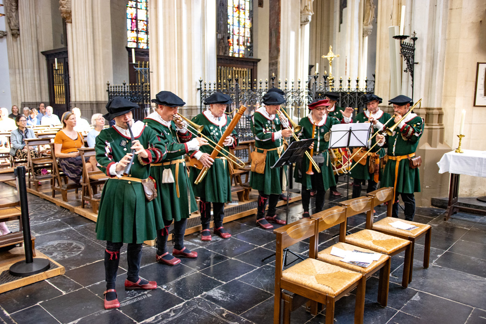 Stadspijpers in de Sint-Janskathedraal Stadspijpers in de Sint-Janskathedraal
